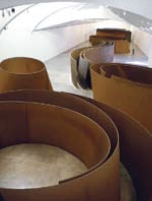 Richard Serra Idő kérdése című munkája a bilbaói Guggenheimben